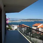 With Splendid Sea View Apartman *