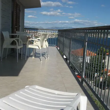 With Splendid Sea View Traù
